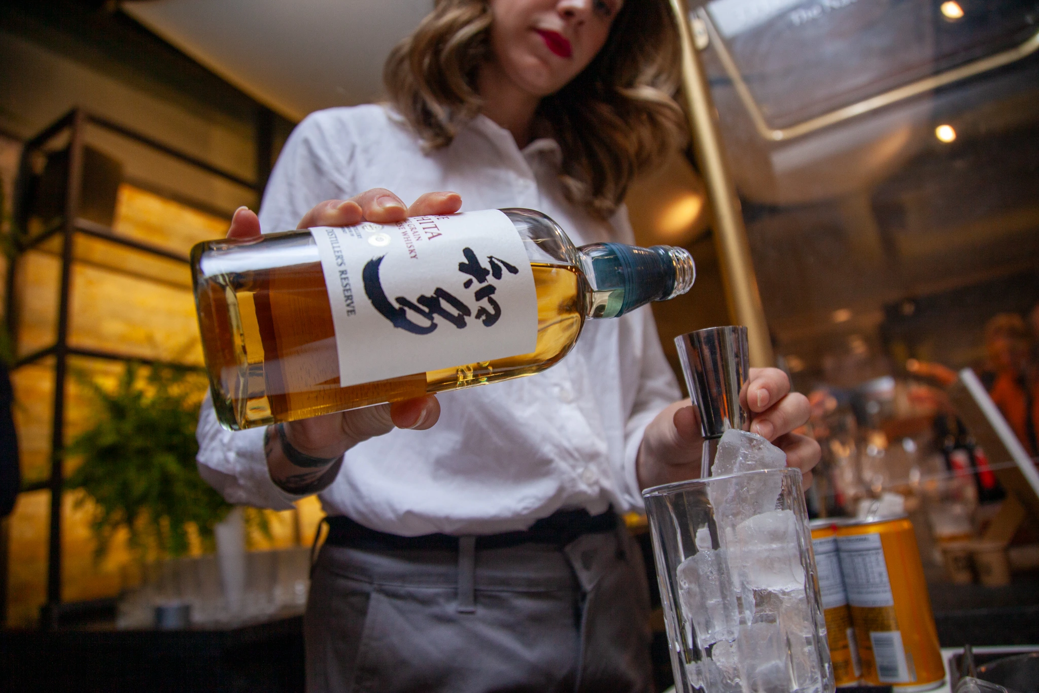 garcom_servindo_bebida